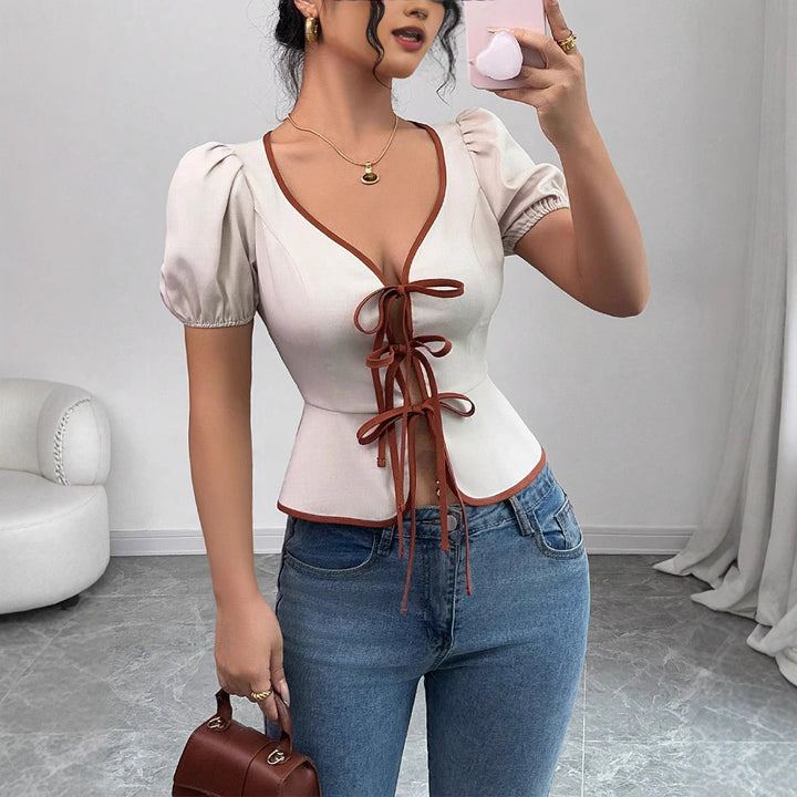 Dame elegant bluse med raffinerede flæsedetaljer og figursyet snit Stilla