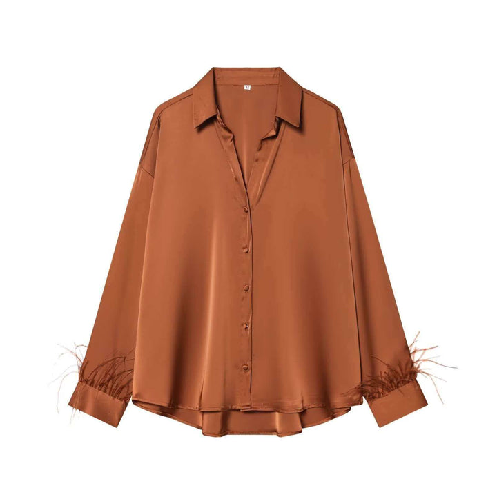 Kvinders satinbluse med elegante fjerdekorationer Stilla