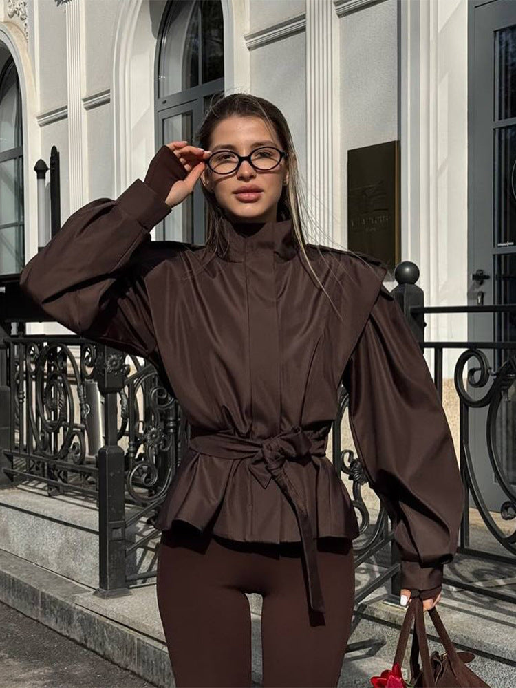 Damebluse med høj krave og elastisk taljebælte Stilla