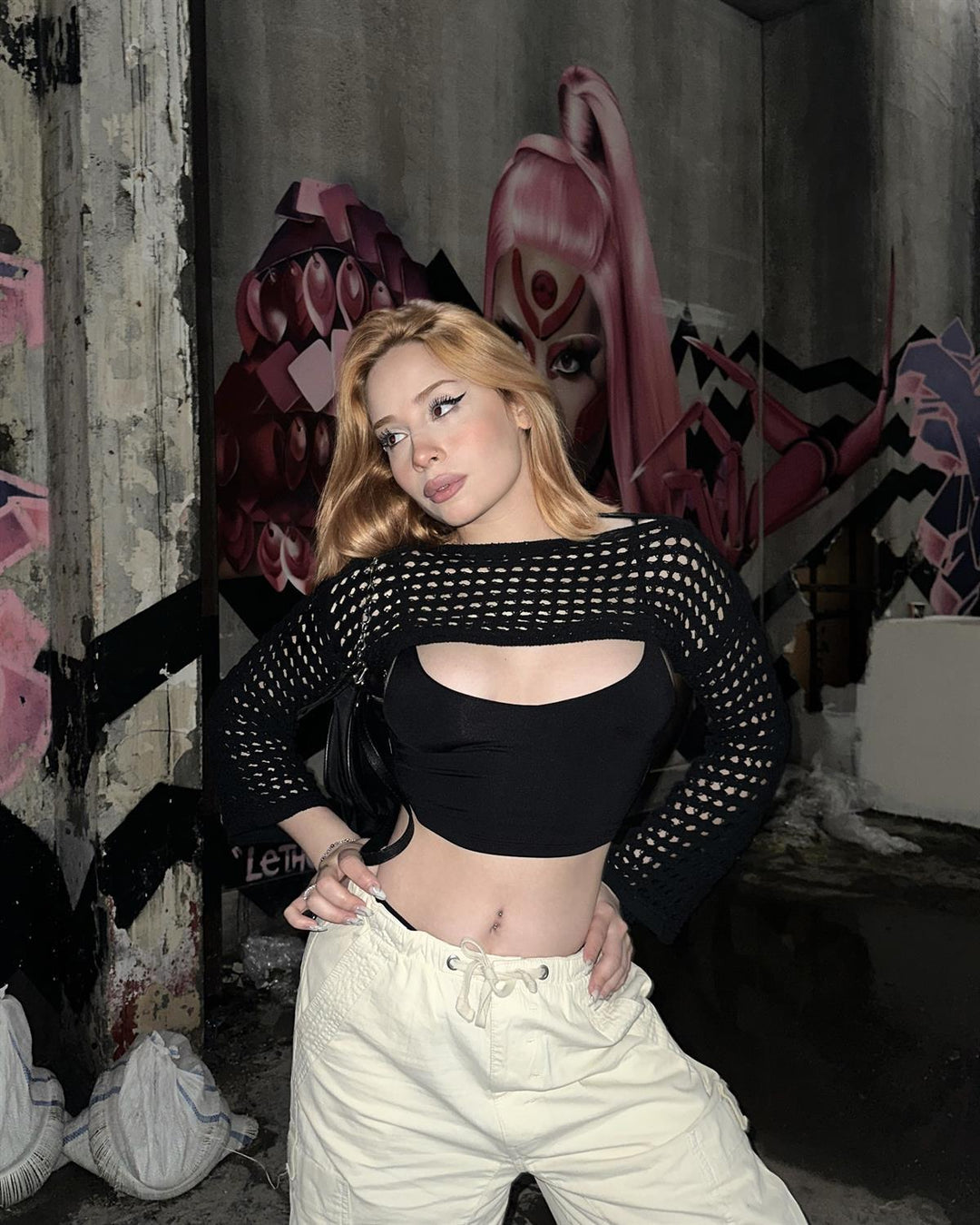 Dame hæklede Crop-Top med elegant åbent design og lange ærmer Skovae