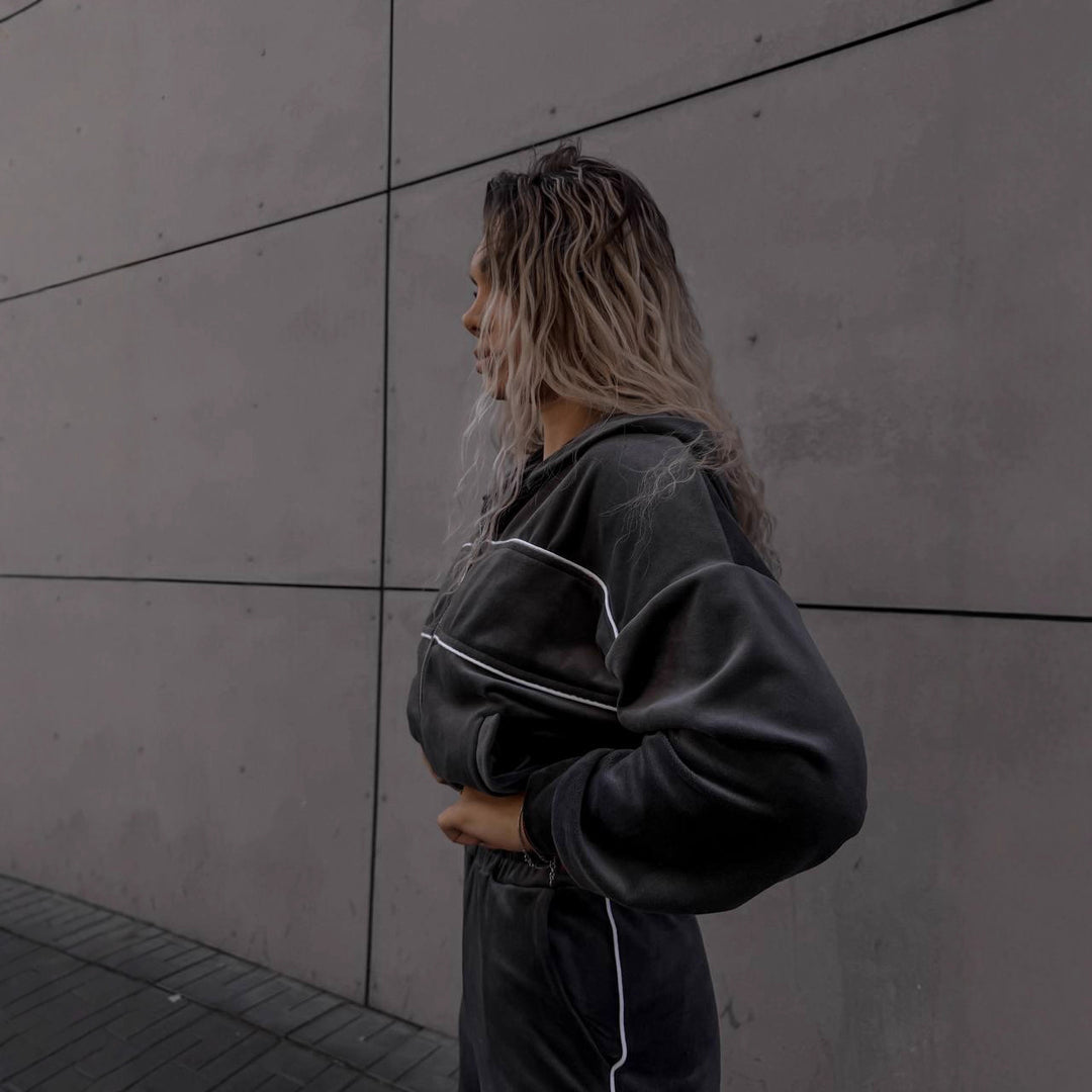 Kvinders sporty-elegante fleece joggingdragt med lynlås Skovae