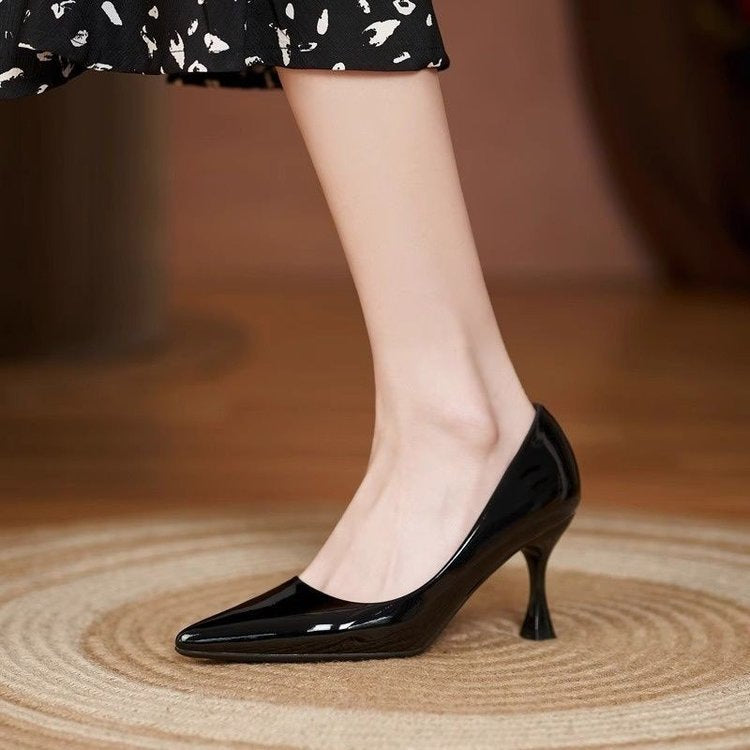 Dame elegante højhælede sko med skinnende lackoverflade og usædvanlig hæl Stilla