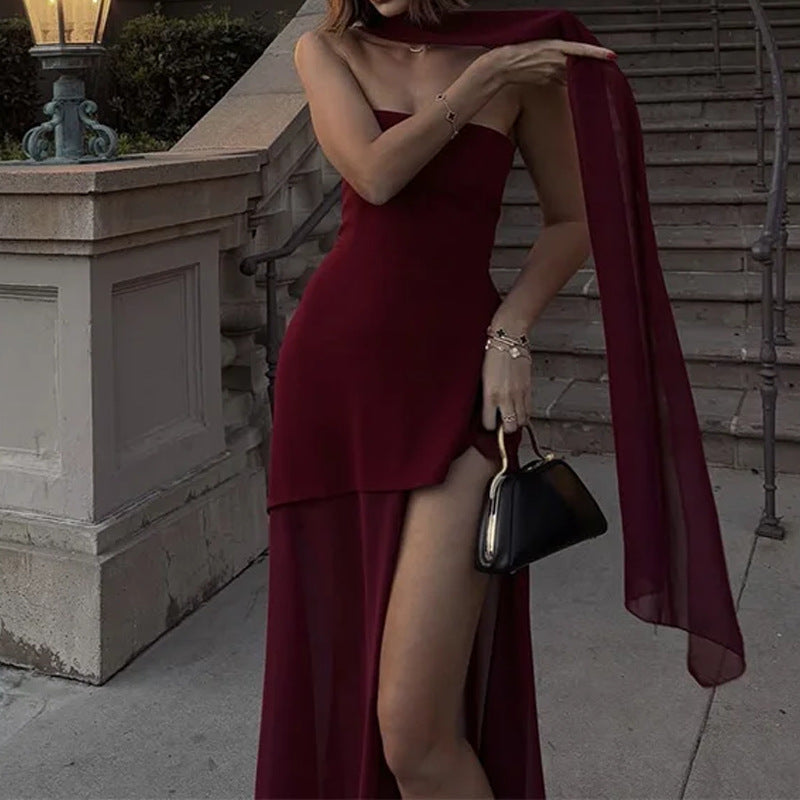 Dame strapless aftenkjole med elegant slids og flydende stof Stilla