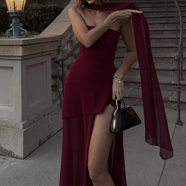 Dame strapless aftenkjole med elegant slids og flydende stof Stilla
