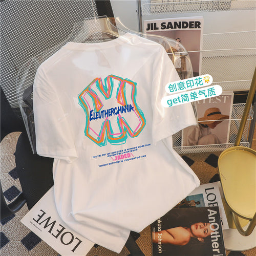 Dame T-shirt med kunstnerisk motiv og kreativ skrift Stilla