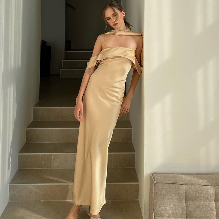 Dame skulderfri aften kjole med elegant halterneck design Stilla