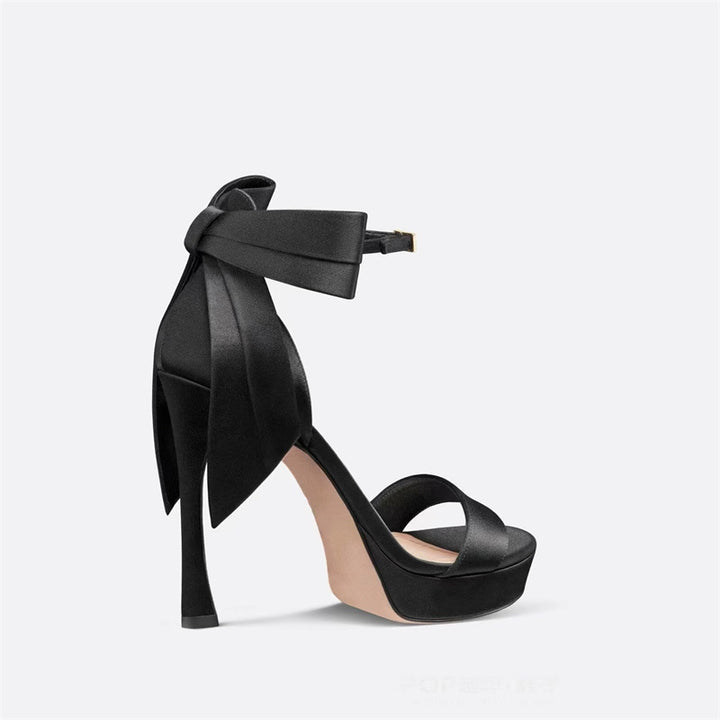 Femme High-Platform Satin- hæl sandaler med dekorativ bånd-detalje Stilla
