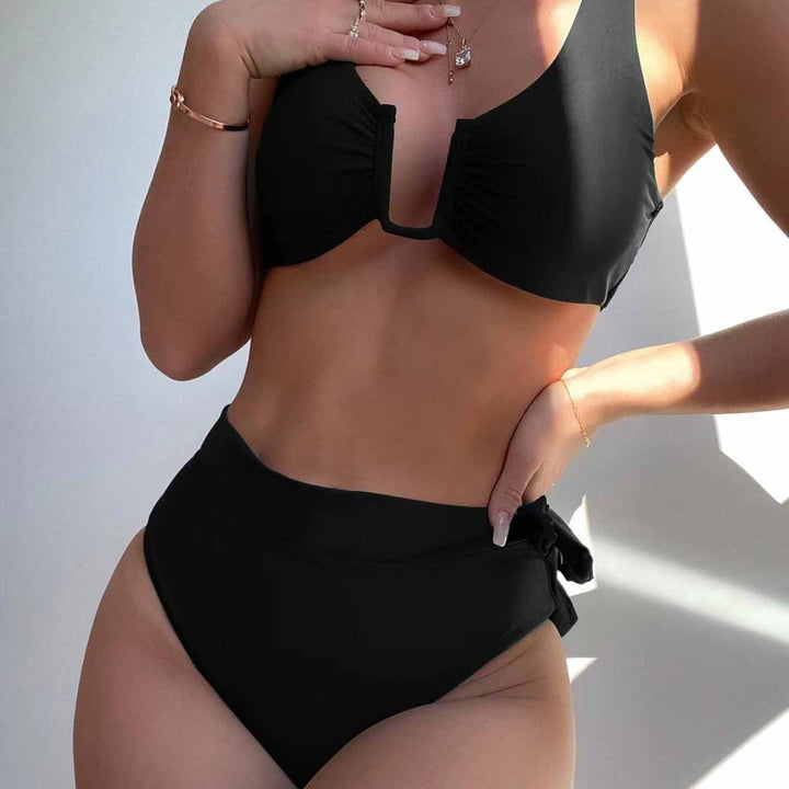 Dame højtaljede bikini med innovativ udskæring og praktiske bindebånd Stilla