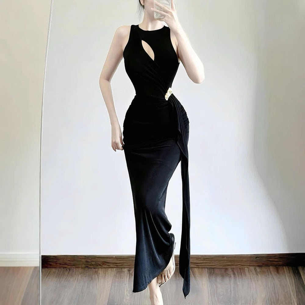 Dame figurtilpasset aftenkjole med asymmetrisk snit og elegant drapering Skovae