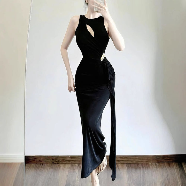 Dame figurtilpasset aftenkjole med asymmetrisk snit og elegant drapering Skovae