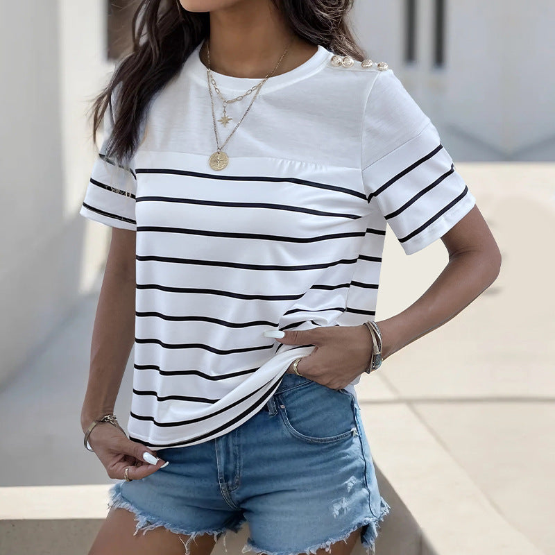 Dame stribet T-shirt med elegante knapdetaljer Stilla