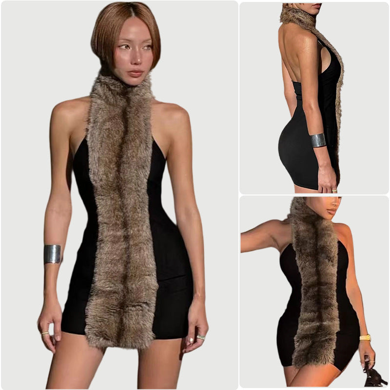 Dames elegante mini kjole med en yndig halterneck design og luksuriøs pels dekoration