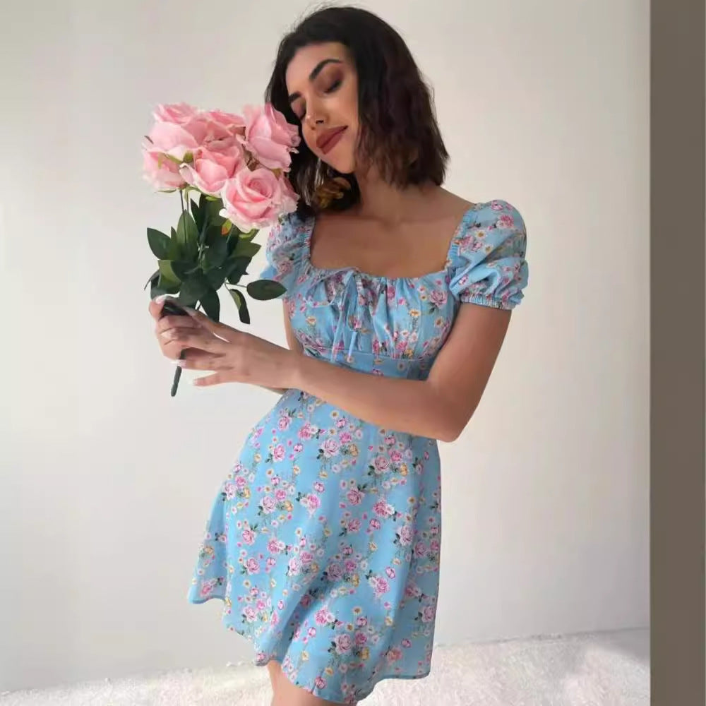 Dame mini kjole med voluminøse pufærmer og blomsterdesign Skovae
