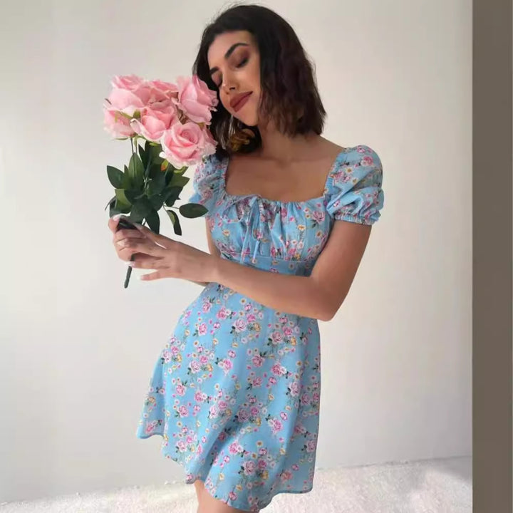 Dame mini kjole med voluminøse pufærmer og blomsterdesign Skovae