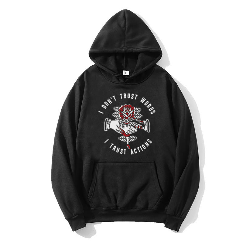 Kvinders hoodie med ekspressivt design og hyggeligt interiør Skovae