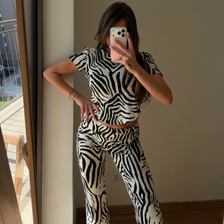 Kvinders sæt lavet af kortærmet top og flagrende bukser med zebra mønster