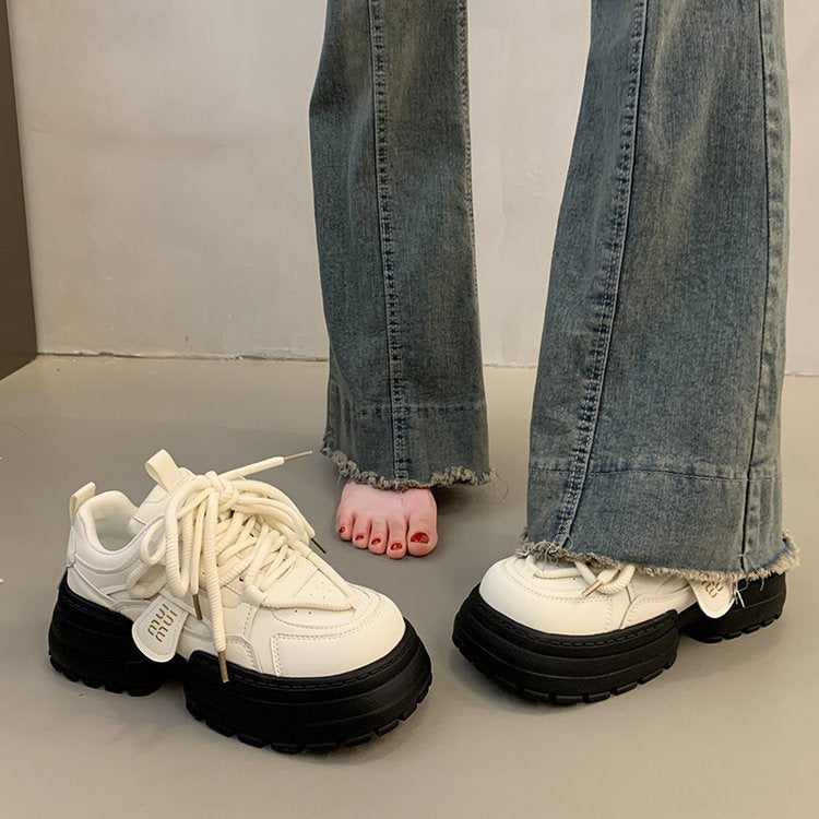 Dame Plateau-Sneakers med moderne design og stabil sål Stilla