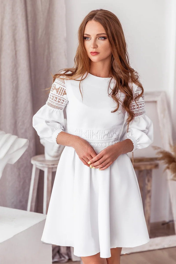 Dame elegant chiffon kjole med spidsærme og figursyet accent Stilla