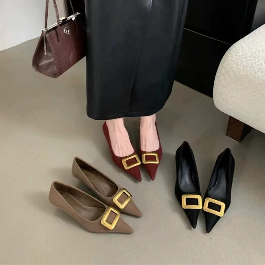 Dame spidse tå Kitten Heel Pumps med dekorative spænde-detaljer Stilla