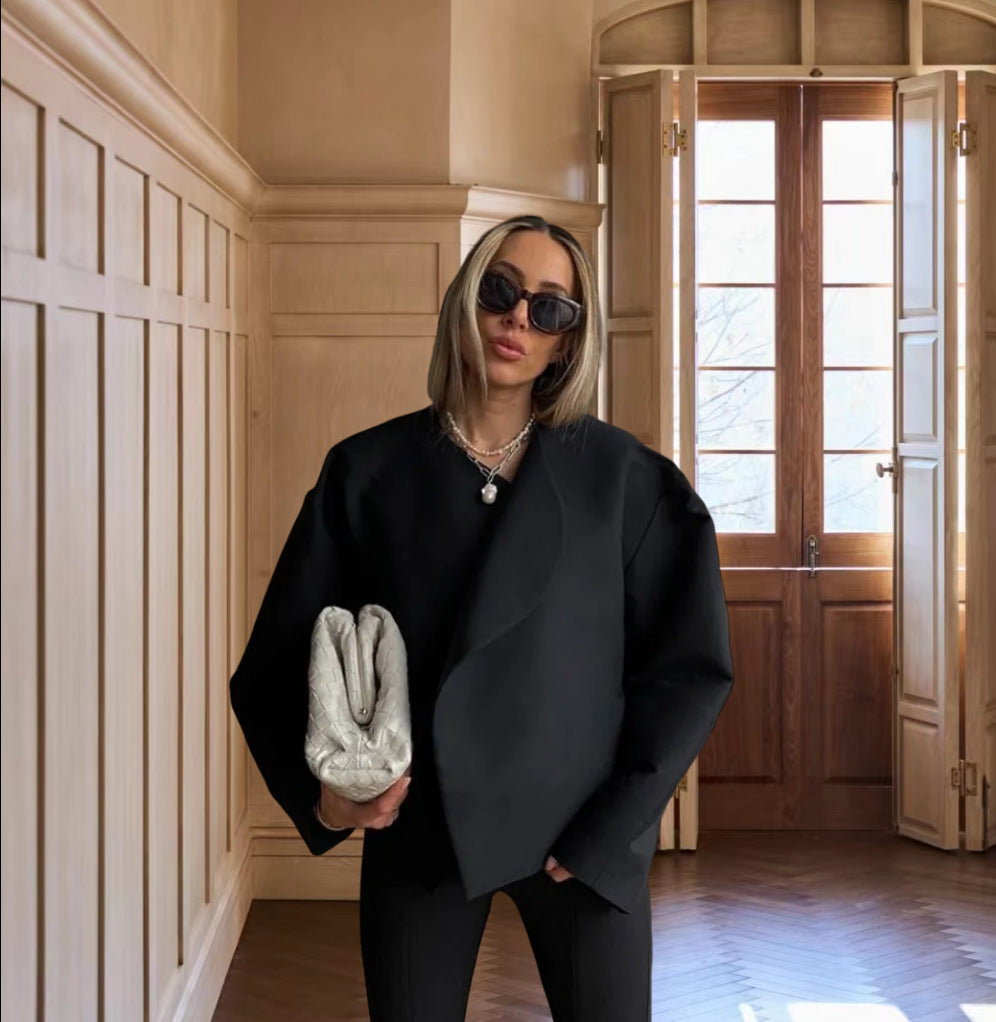 Dame oversized overgangsjakke i minimalistisk design med voluminøse ærmer og struktureret overmateriale Stilla