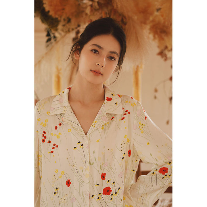 Dame pyjamasæt i flydende satin med blomsterdesign og elegante detaljer Stilla