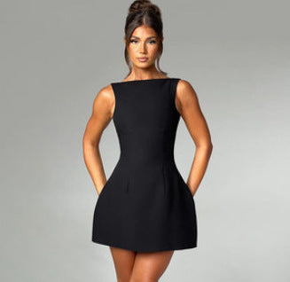 Dame minikjole med tætsiddende snit og svajende skørt Skovae