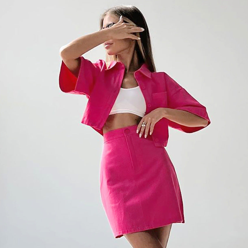 Dame sæt bestående af cropped bluse og kort jeansskørt med praktisk knaplukning Stilla