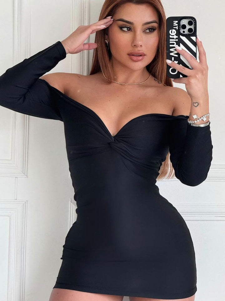 Dame Figurtilpasset Kjole med Off-Shoulder Design og Indpakningslook Skovae