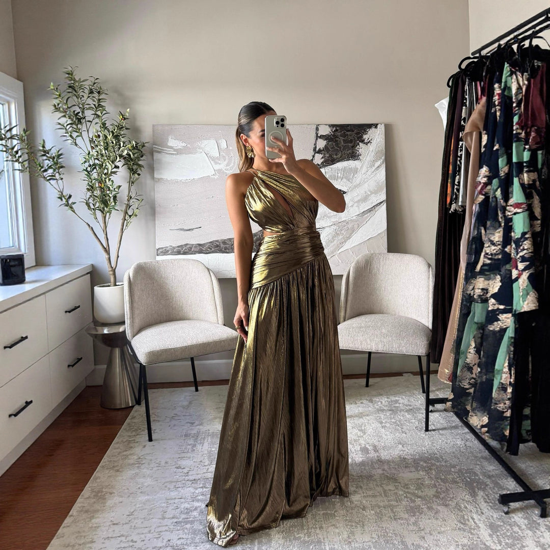 Kvindernes Glamourøse Wrap Kjole med en Asymmetrisk Silhuet og Elegante Udsparinger