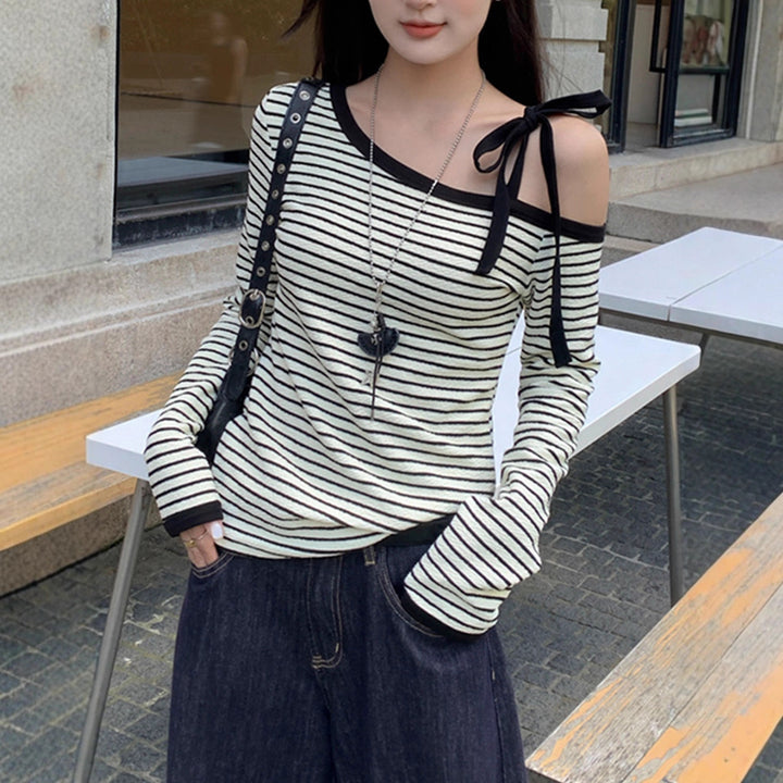 Kvinders off-shoulder langærmet skjorte med stribet design og dekorative bue detaljer Stilla