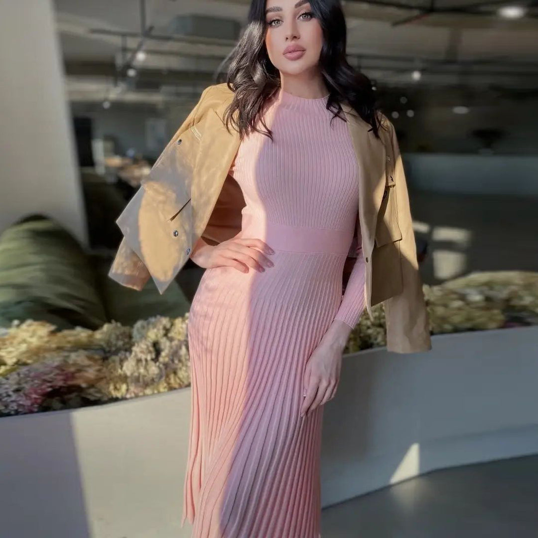 Dame elegant strikkjole med fin ribstruktur og asymmetrisk kant Stilla