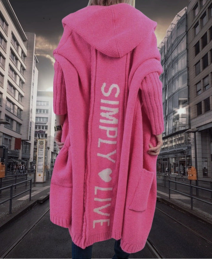 Dame Oversized Strikfrakke med Hoodie og iøjnefaldende skrift Stilla