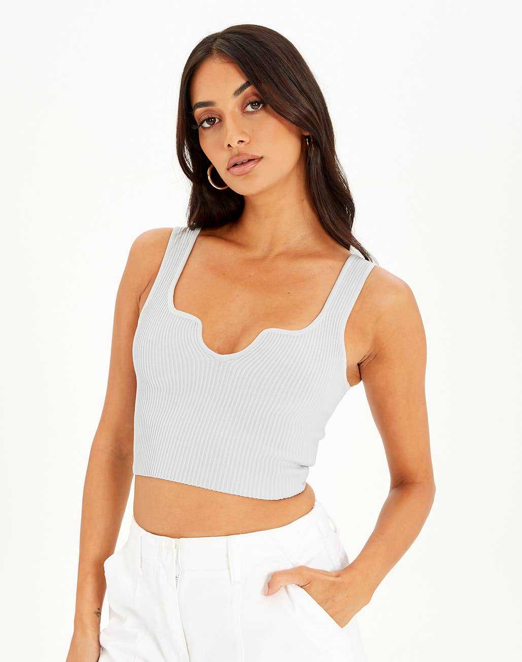 Dame Crop-top med bølget udskæring og fin ribstruktur Skovae