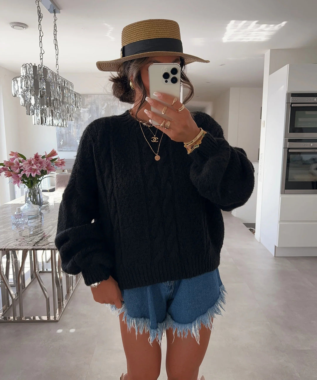 Kvinders chunky strik sweater med voluminøse ærmer og kabelmønster Stilla