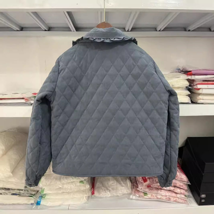 Femme quilted oversized jakke med ruffle krave Stilla