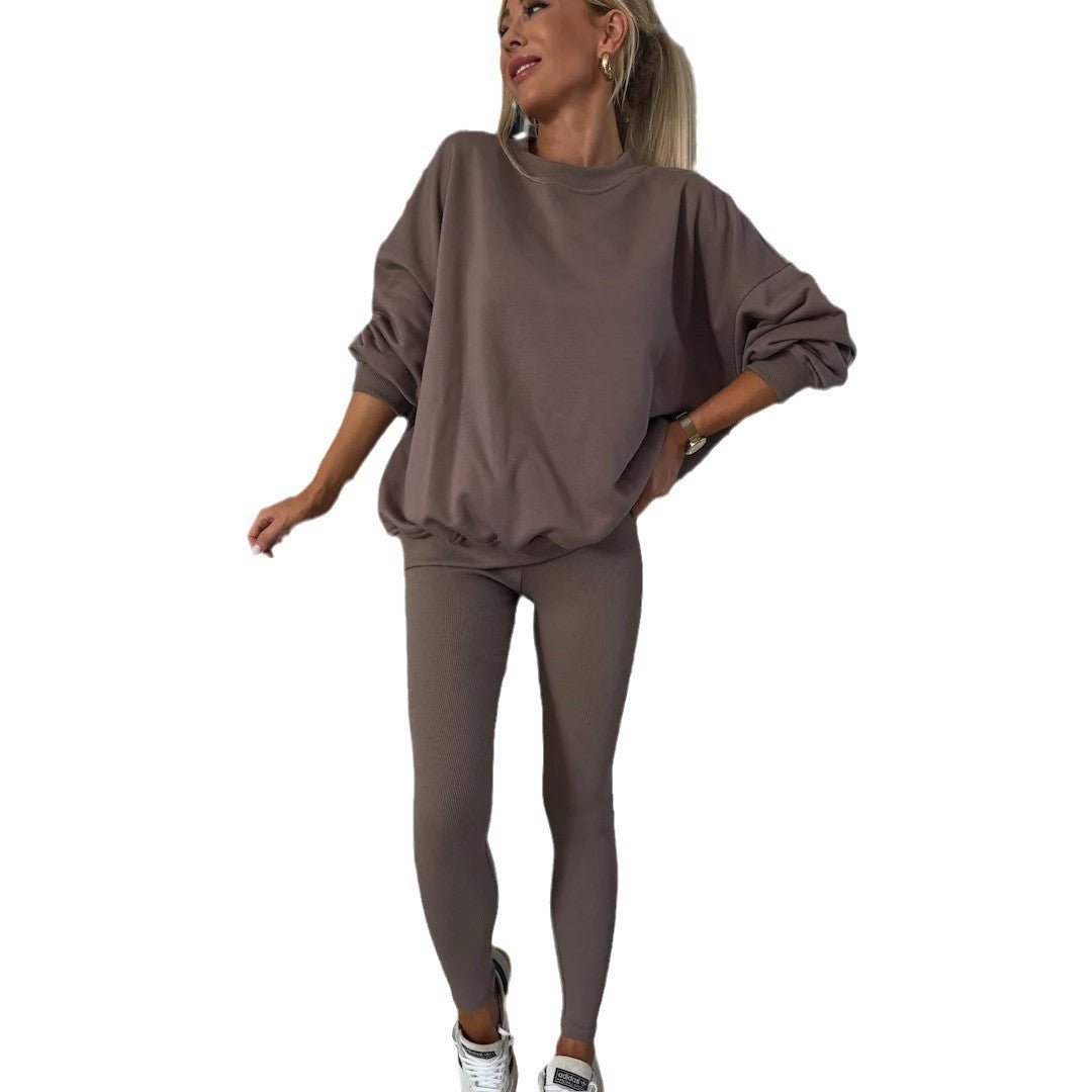 Kvinders afslappede sweatshirt med en løs pasform og komfortable leggings