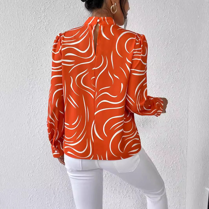 Damebluse med elegant bølgedesign og højhæftet krave Stilla