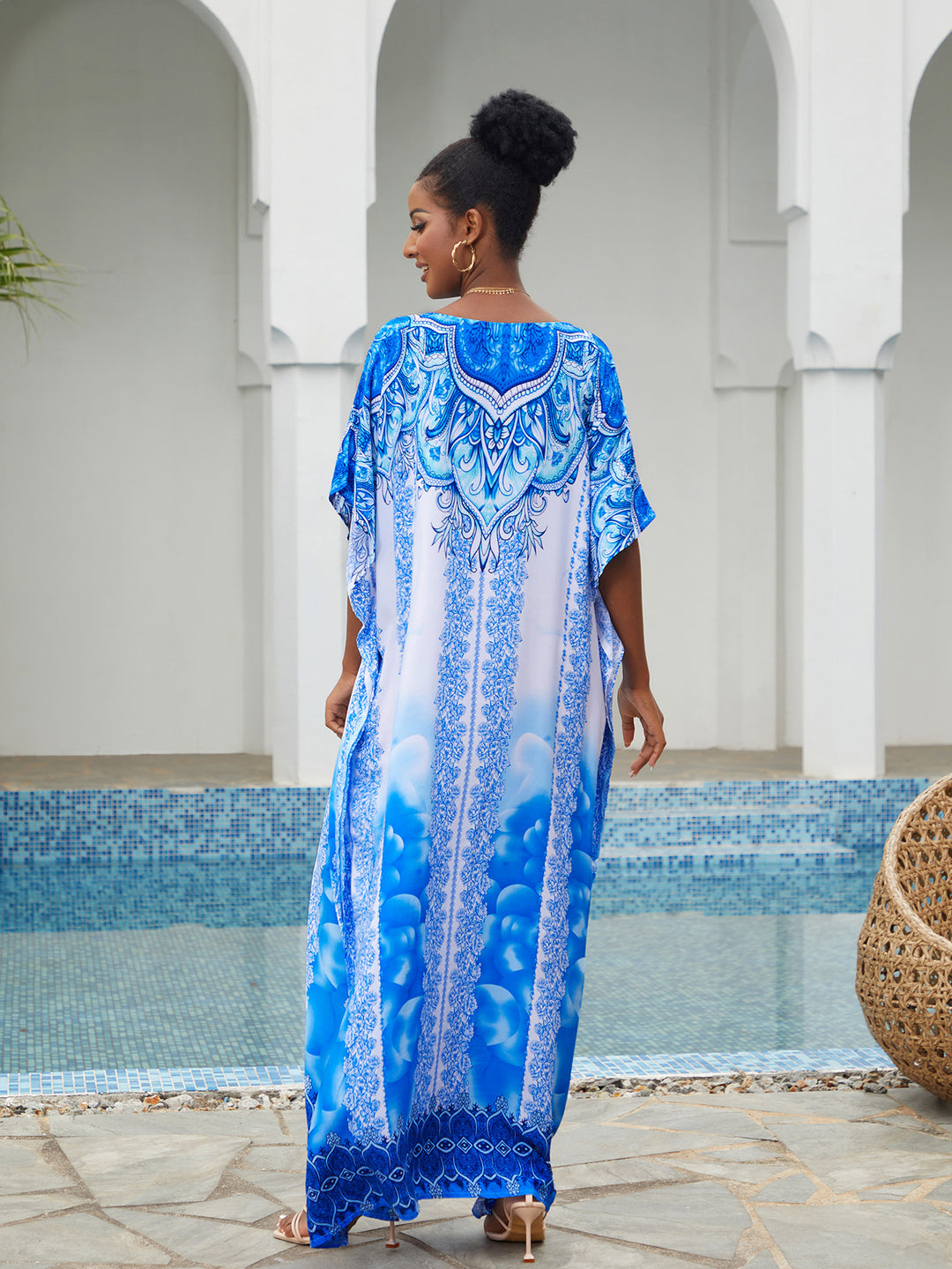 Dame lang kaftan med elegant blomsterdesign og sidelommer Stilla