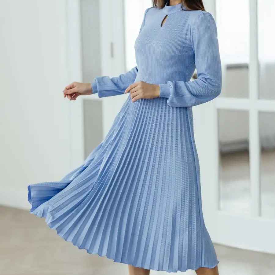 Dame elegant midi kjole med plissédetaljer og høj hals Stilla