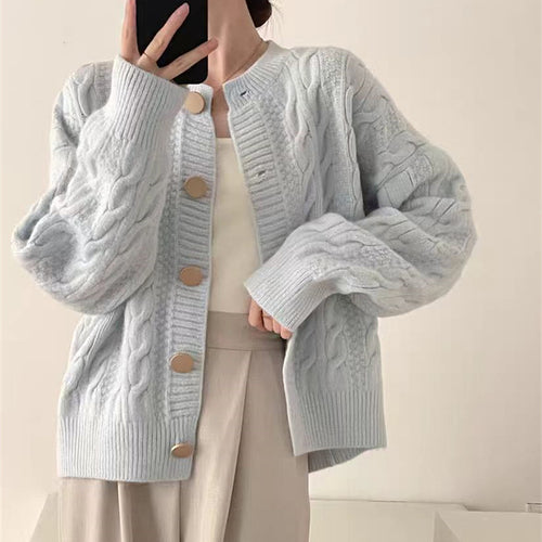 Kvinders cardigan med kabelmønster og store knapdetaljer Stilla