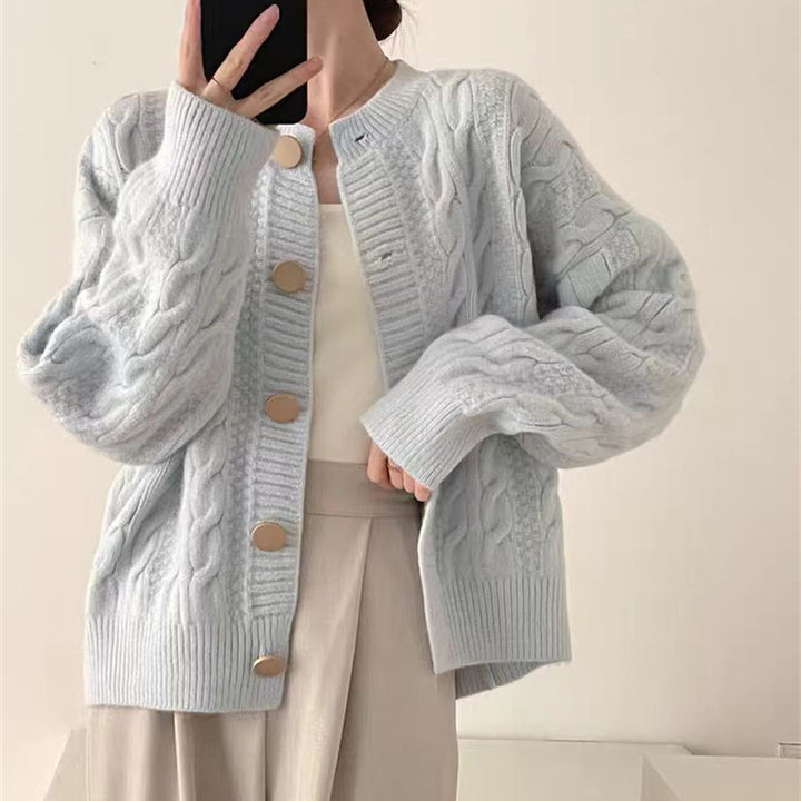 Kvinders cardigan med kabelmønster og store knapper Stilla