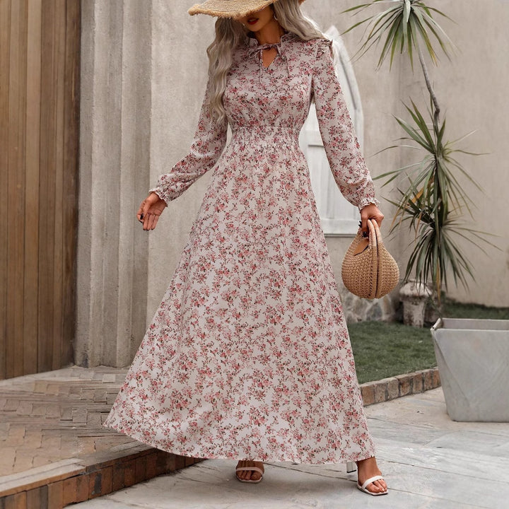 Dame maxikjole med elegant rynket krave og blomsteraccent Stilla