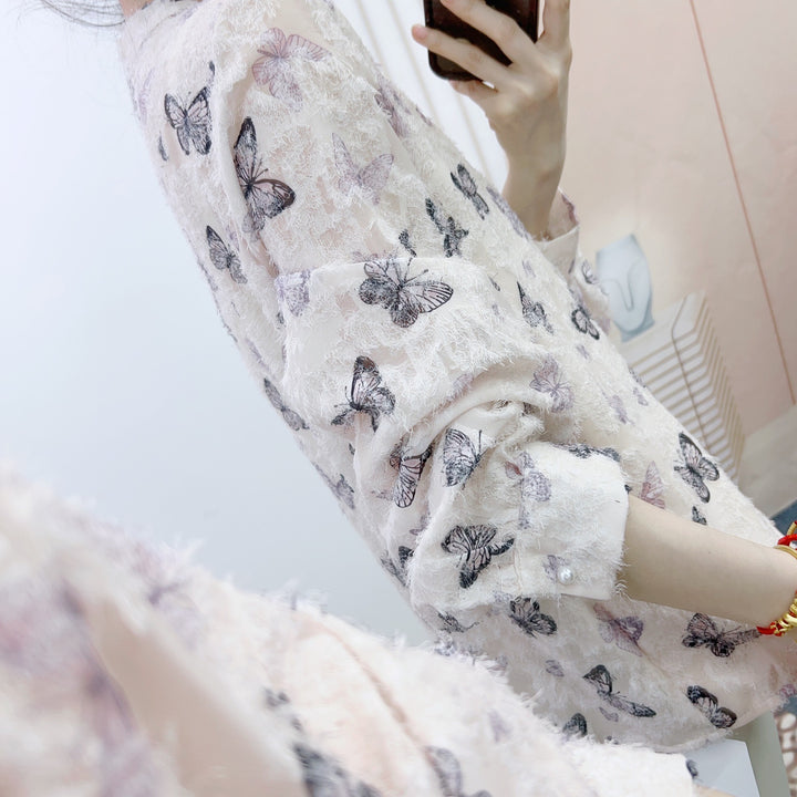 Dame Transparent Bluse med filigranmønster af sommerfugle og elegante perledetaljer Stilla
