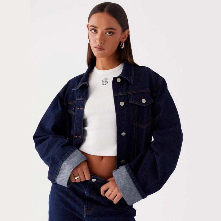 Dame trendy denimjakke i afslappet snit med påsyede lommer og knapdetaljer Skovae