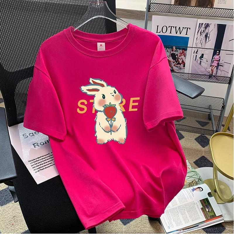 Dame T-shirt med glad tegneserie-kaninmotiv og kreativ tekst Stilla