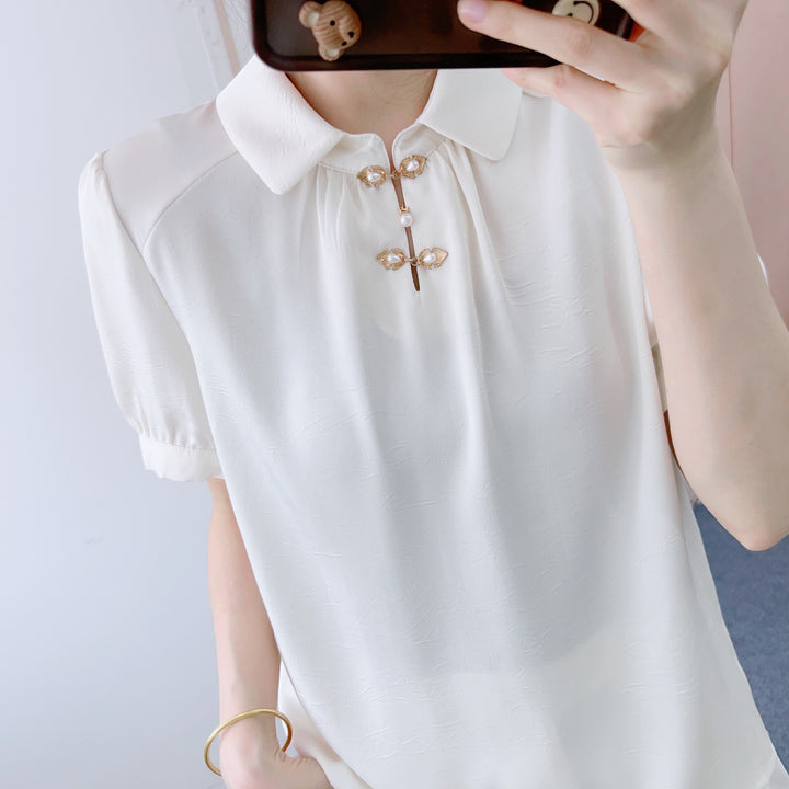 Damebluse med modetrends knapdetaljer og elegant højkrave Stilla