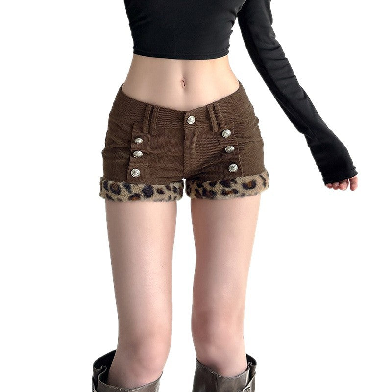 Dame shorts med elegante knapdetaljer og trendy leopardbesætning Skovae