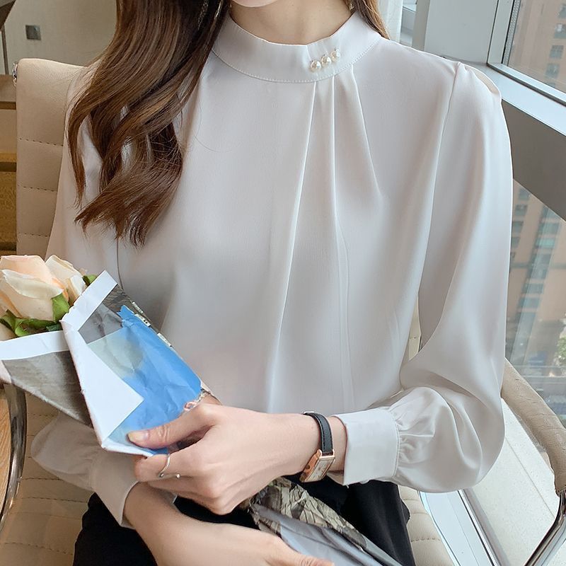 Damer elegant bluse med flæse detaljer og stilfuld krave Stilla
