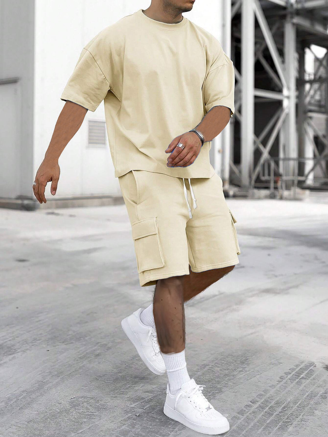 Herre fritids-sæt med oversized T-shirt og cargo-shorts Stilla