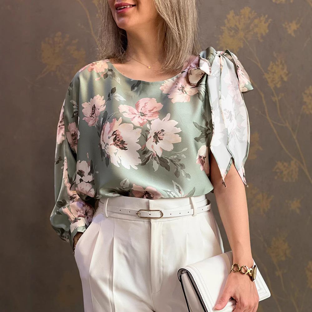 Damebluse med elegante flæseærmer og blomsterdesign Stilla